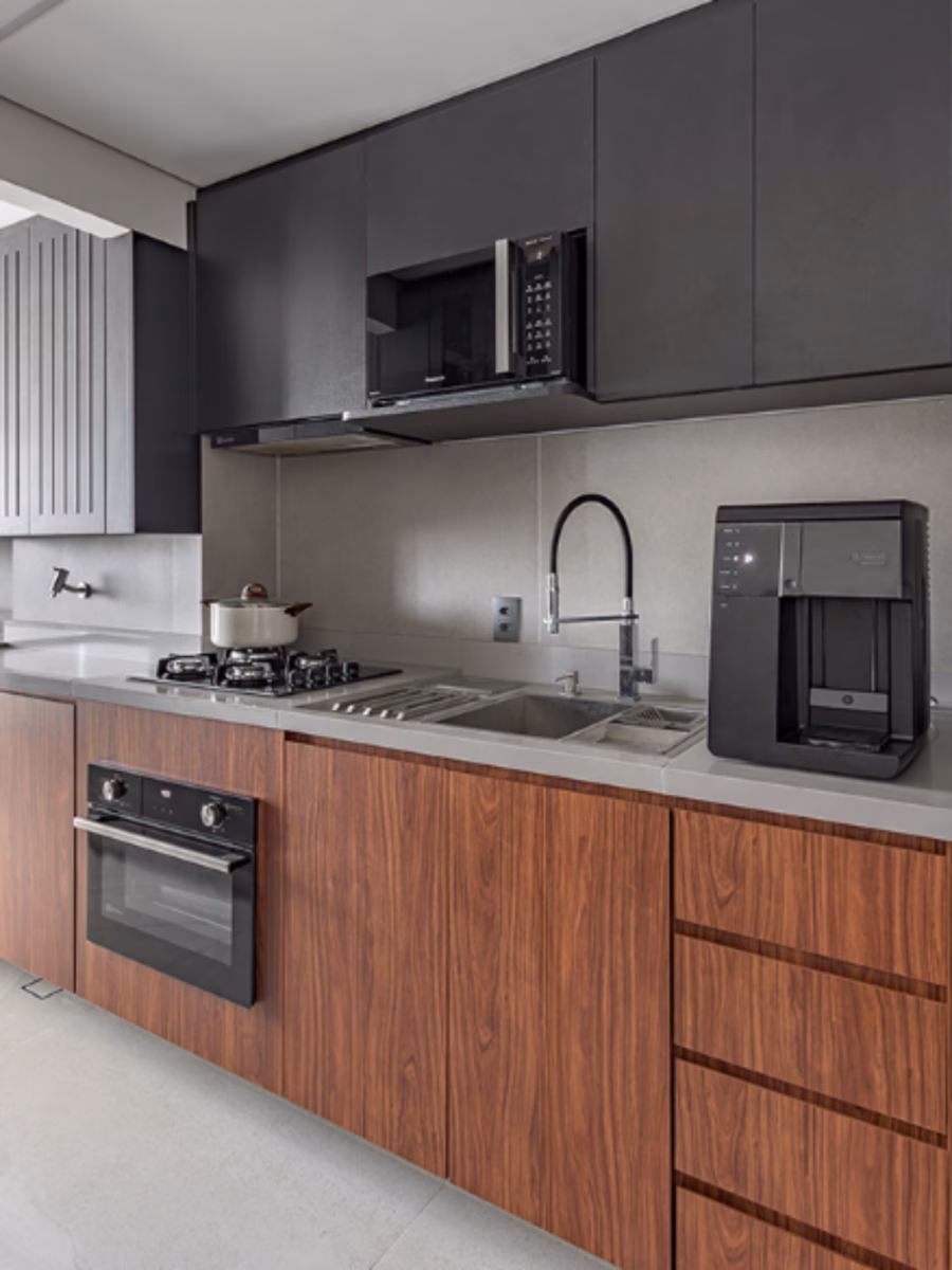 Maximizando Espaço com Cozinha Planejada Suspensa e Iluminação Estratégica - detalhe