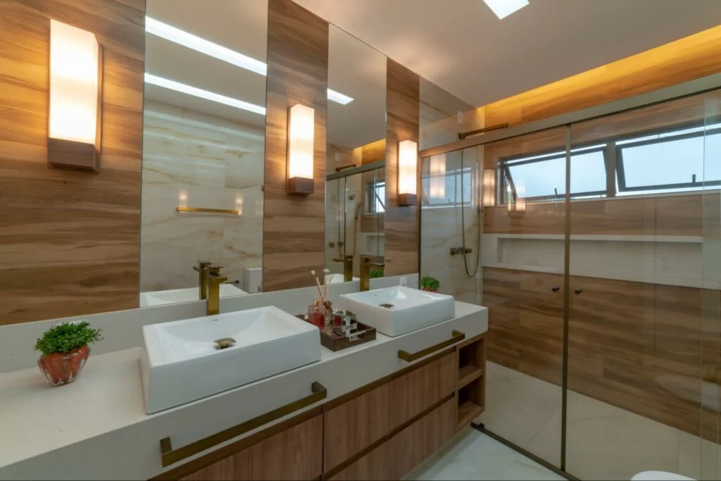 Banheiro Aconchegante com Iluminação Indireta Quente - inspiração