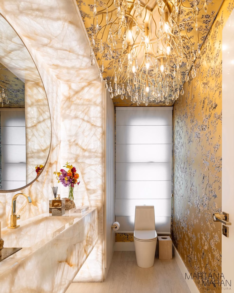 Banheiro Romântico com Papel de Parede Floral e Acessórios Dourados - inspiração