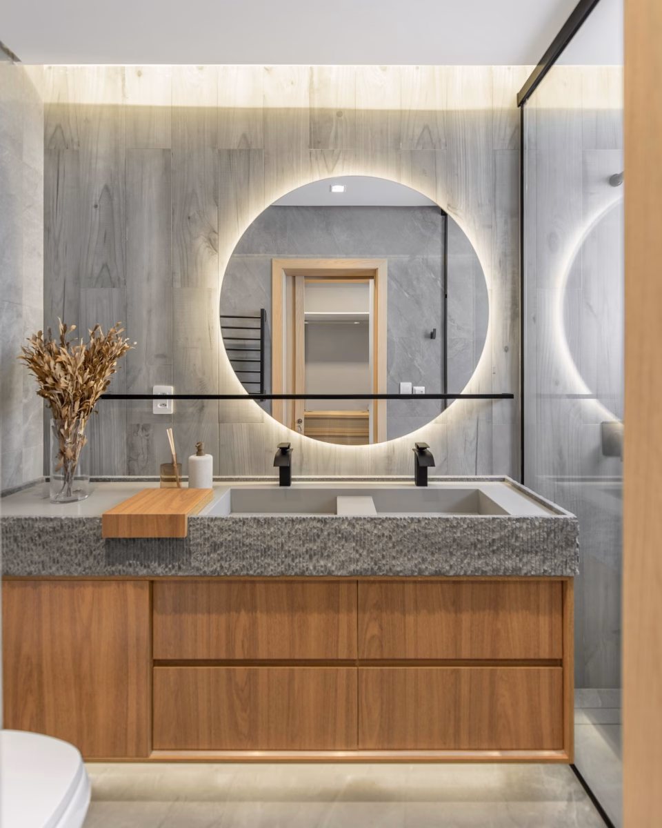 Banheiro Cinza com Detalhes em Madeira: Aconchego e Sofisticação - inspiração