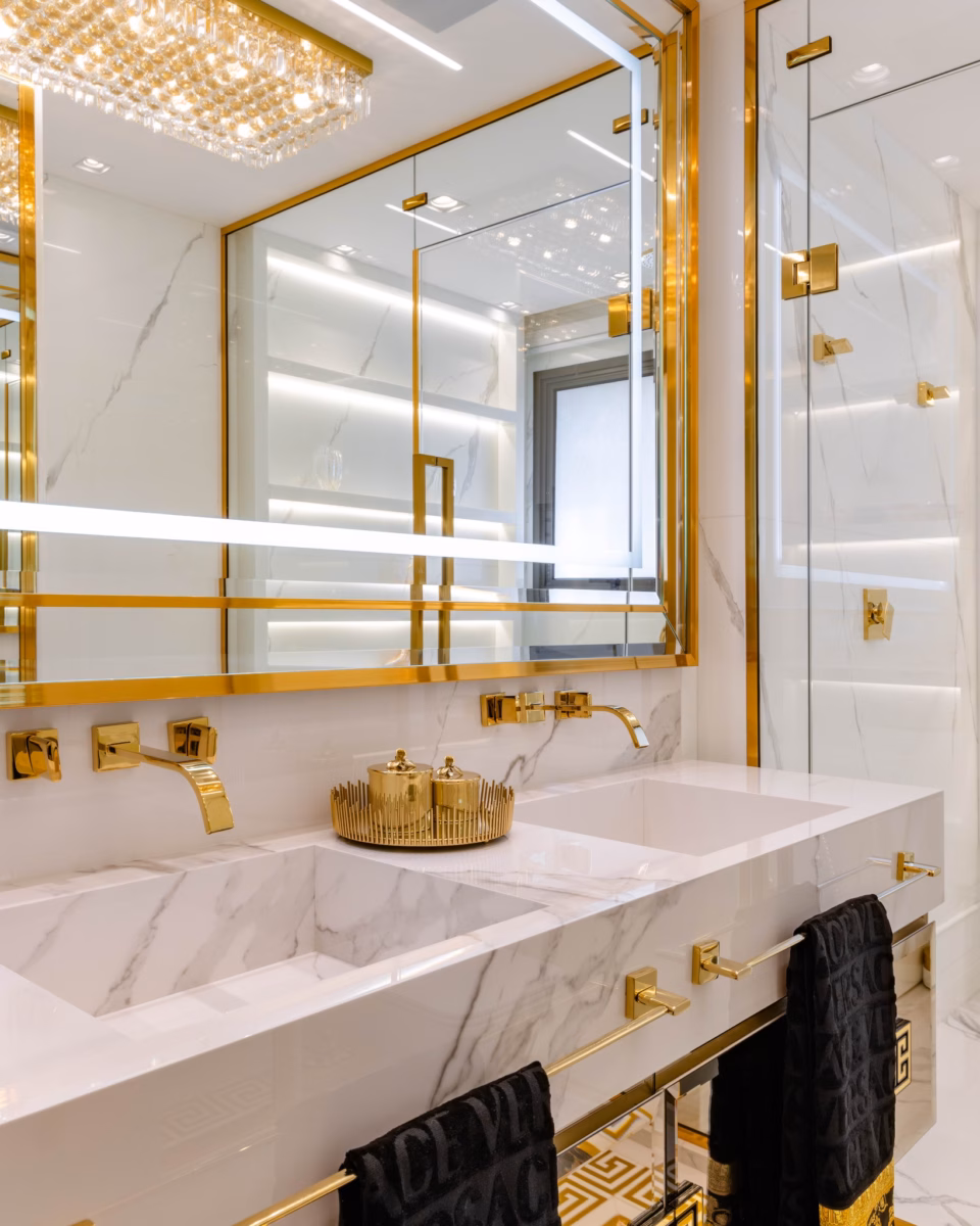 Com Metais e Luminárias Douradas - inspiração