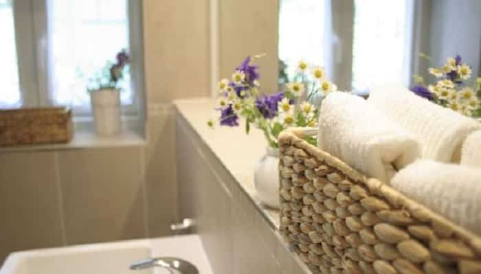 Banheiro Aconchegante com Toalhas Coloridas e Cestas de Vime - inspiração