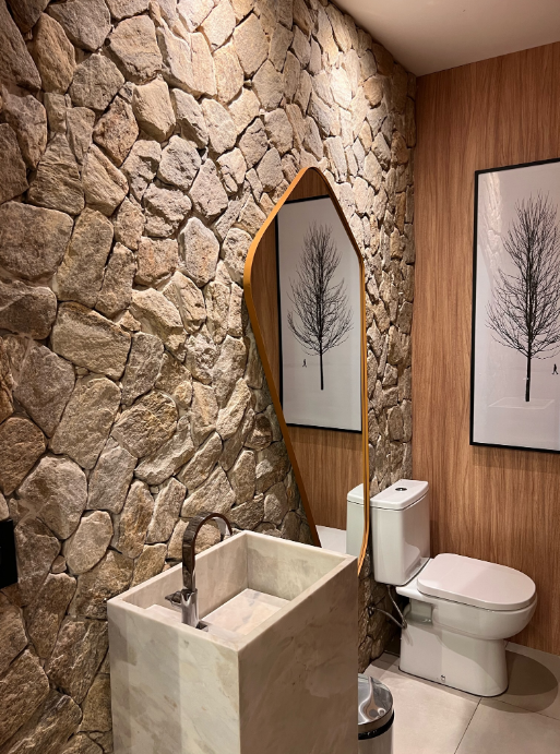 Banheiro Grande com Detalhes Rústicos: Aconchego Natural - inspiração