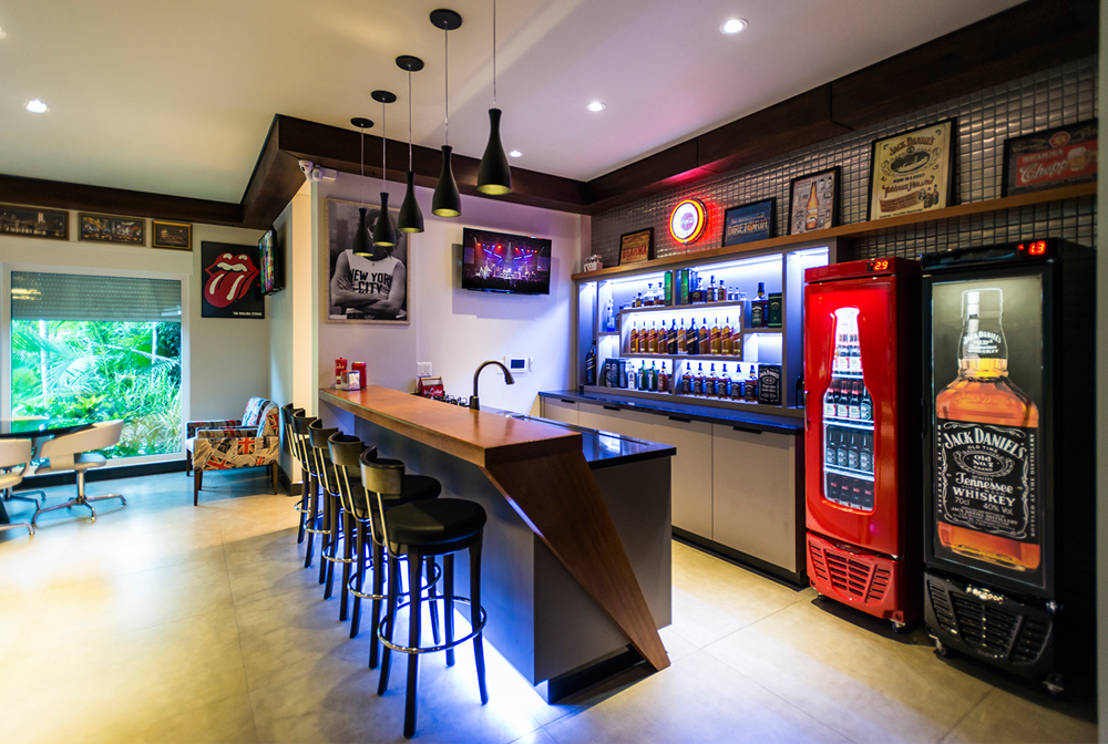 Sofisticação Urbana: Bar com Ladrilhos Hidráulicos e Design Moderno - inspiração