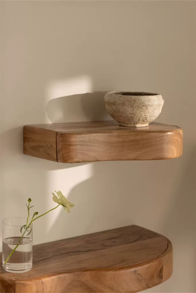 Corredor Minimalista com Prateleiras Flutuantes e Vasos de Plantas Suspensos - inspiração