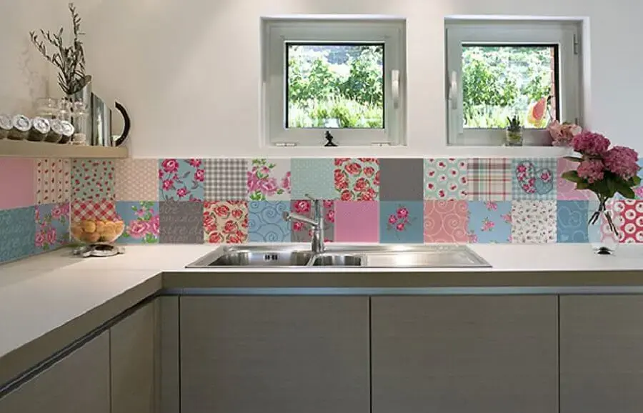 Cozinha com Toque de Cor: Adesivos Quebra-Galho nos Azulejos! - inspiração