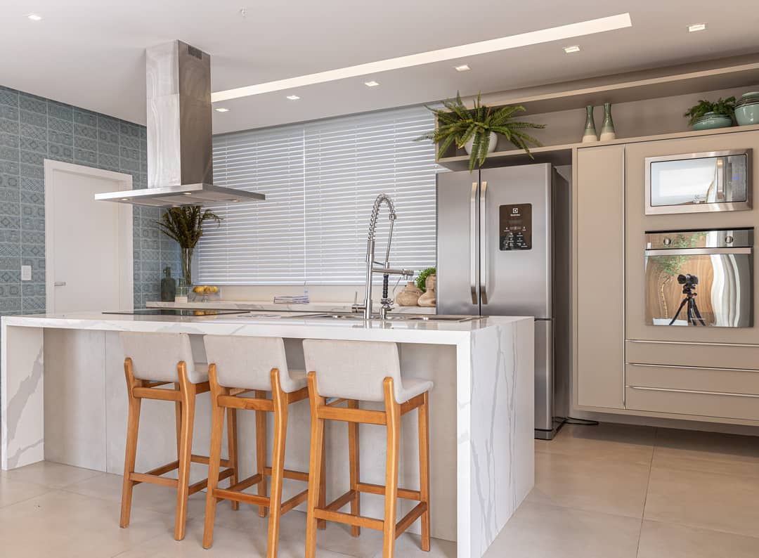 Estilo Minimalista: Cozinha Clean com Bancada de Quartzo - inspiração