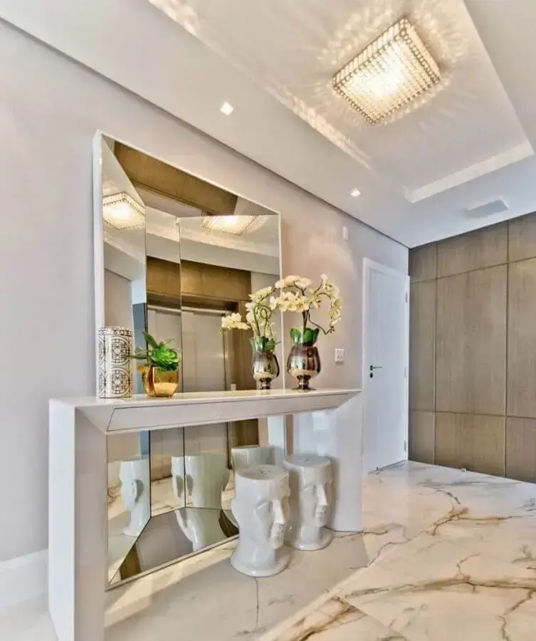 Hall de Entrada com Espelho Grande e Banco Estofado - detalhe