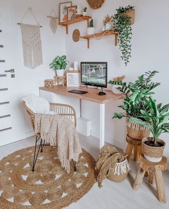 Home Office Pequeno com Detalhes em Macramê: Boêmio e Aconchegante - inspiração