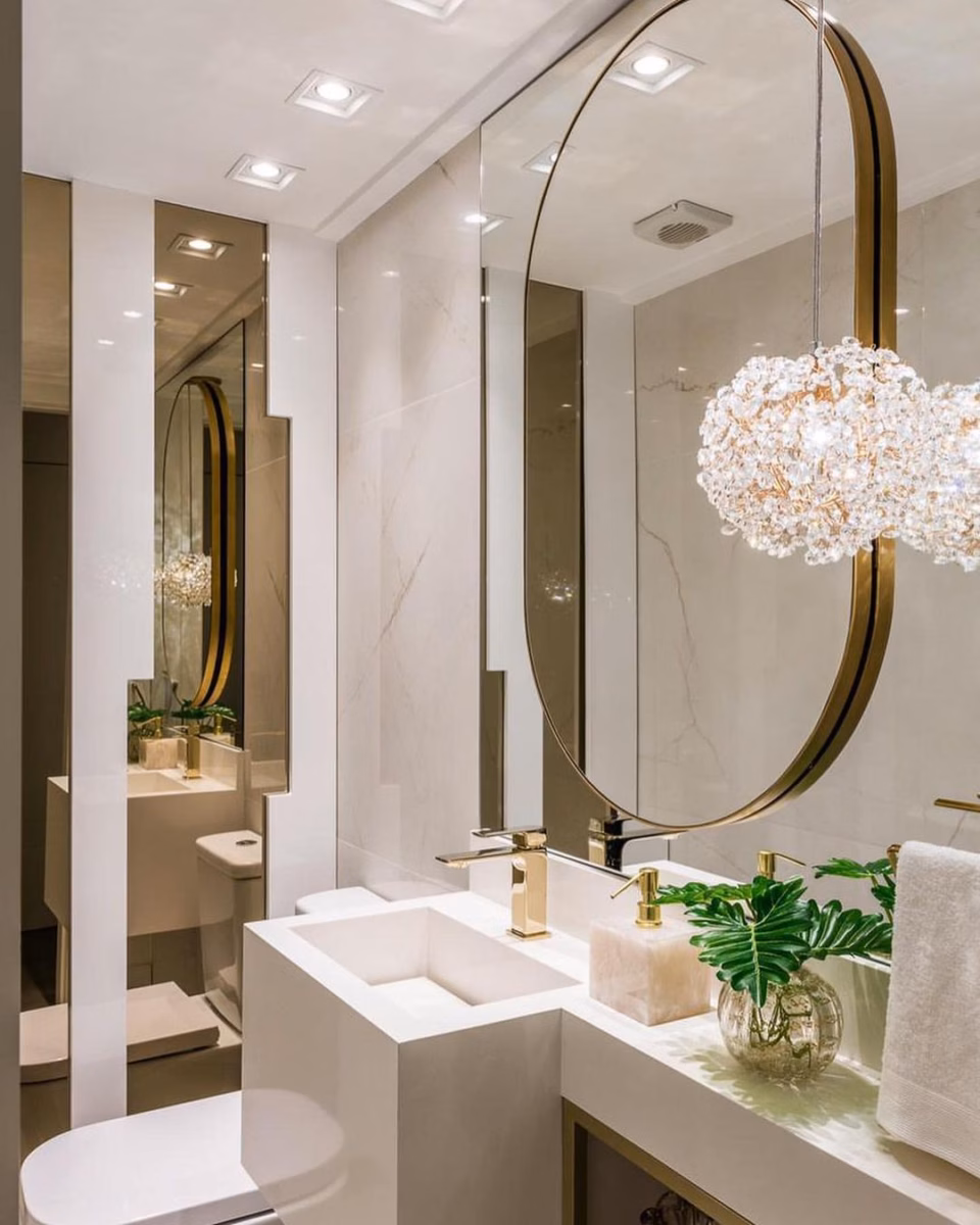 Glamour no Lavabo: Elegância do Dourado e Espelhos Imponentes - inspiração