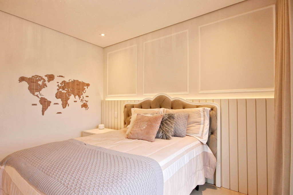 Elegância Aconchegante com Boiserie e Iluminação Indireta - inspiração