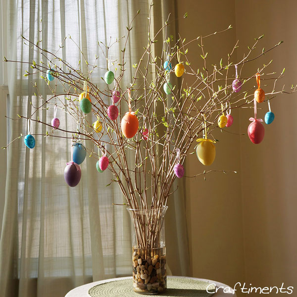 Decoração de Páscoa com Ovos Suspensos e Galhos Naturais - inspiração