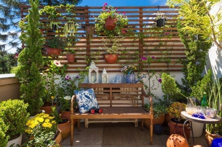 Pátio Aconchegante com Lounge de Pallets e Vegetação Suspensa - detalhe