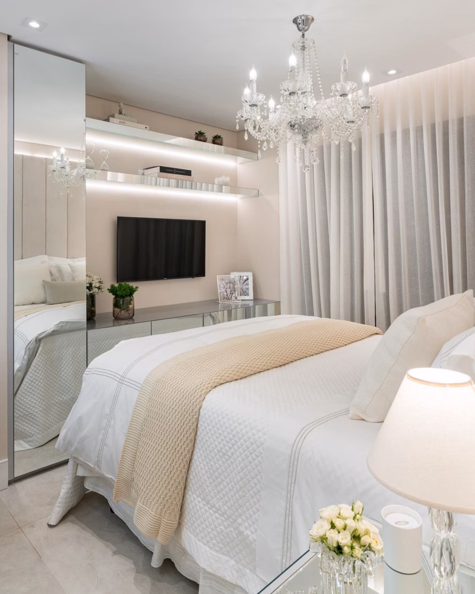 Aproveitando a Luz Natural: Cortinas Claras e Espelhos Ampliadores - inspiração