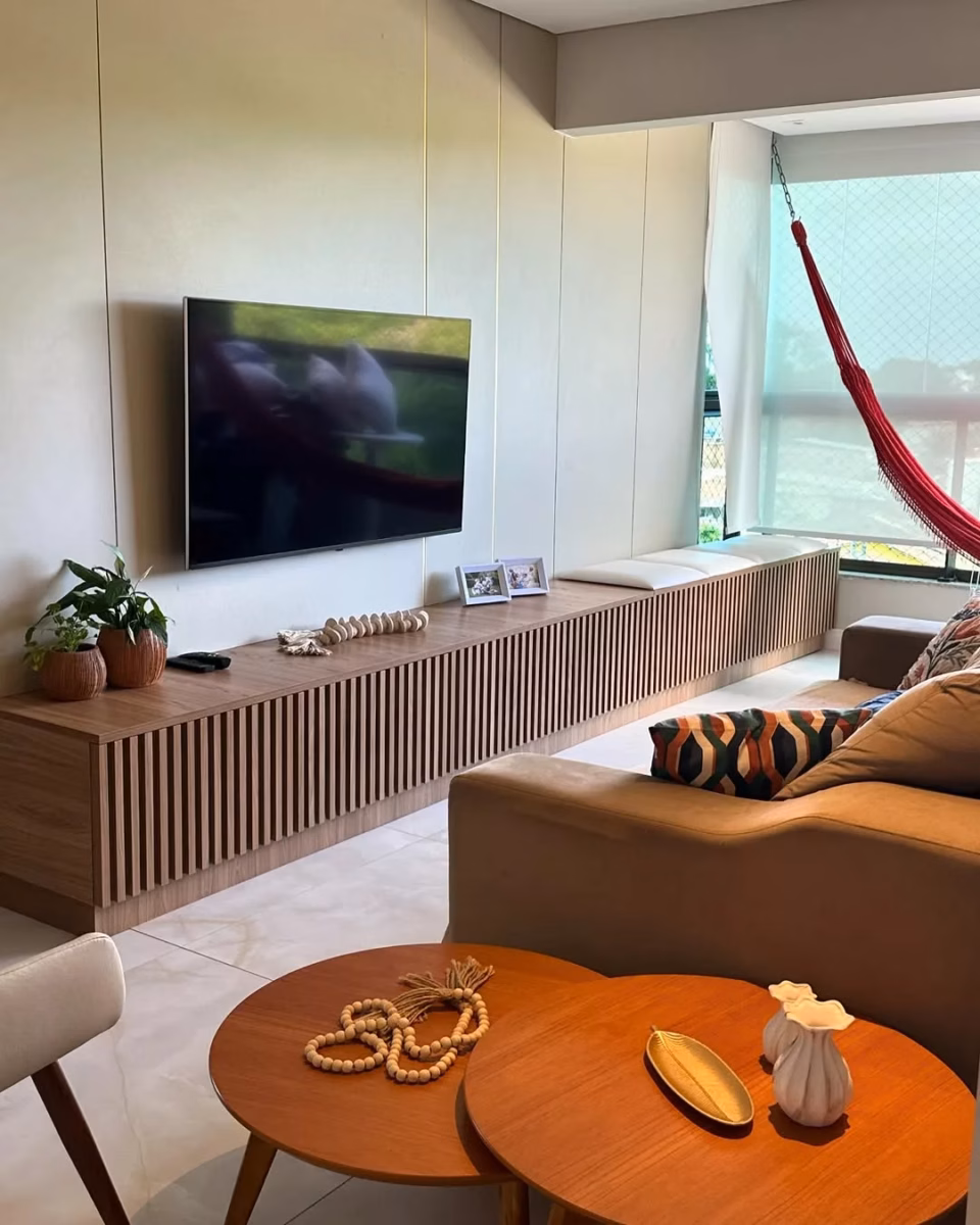 Rack Aconchegante: Decoração com Texturas Naturais e Cores Quentes - inspiração