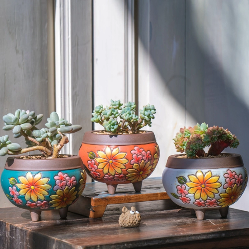 Jardinagem Aconchegante com Vasos de Cerâmica Pintados à Mão - inspiração