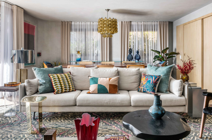 Sala de Estar Vibrante com Mix de Estampas e Almofadas Coloridas - inspiração