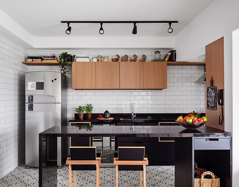 Iluminação estratégica com spots e pendentes: luz que transforma! - ideia