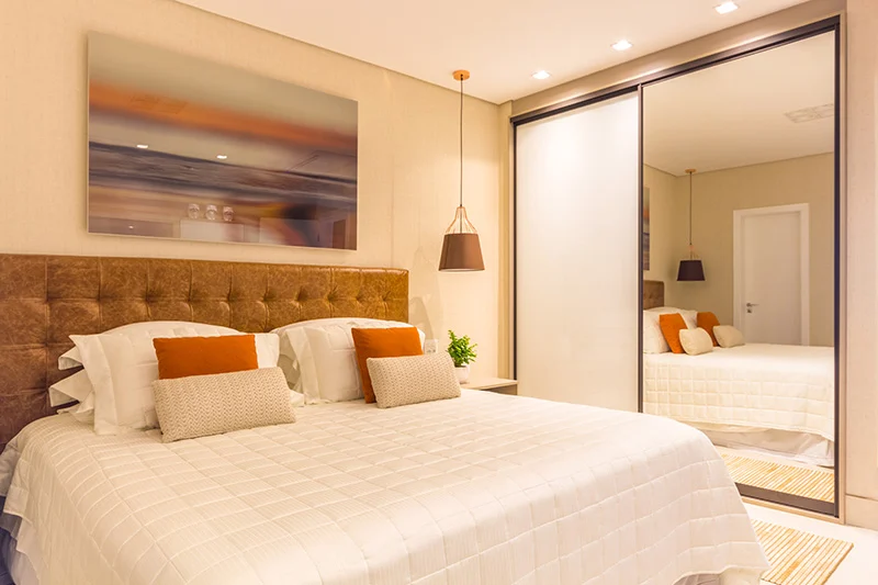 Maxi Espelho no Quarto: Elegância e Sensualidade - detalhe