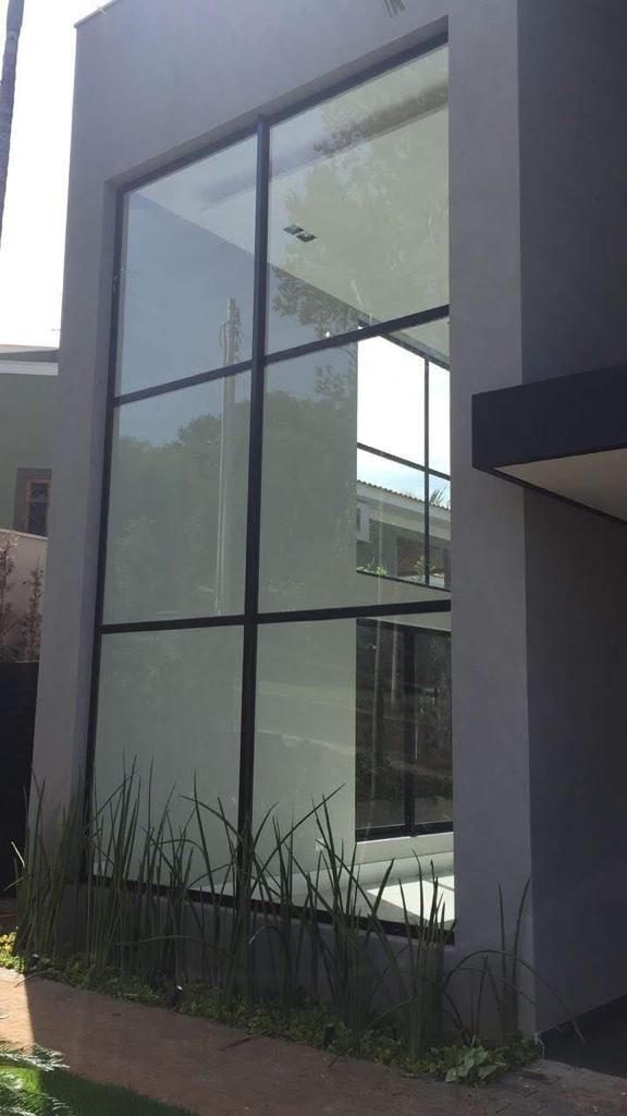 Fachada de Vidro com Esquadrias de Alumínio Aparente: Design Industrial Chic - inspiração