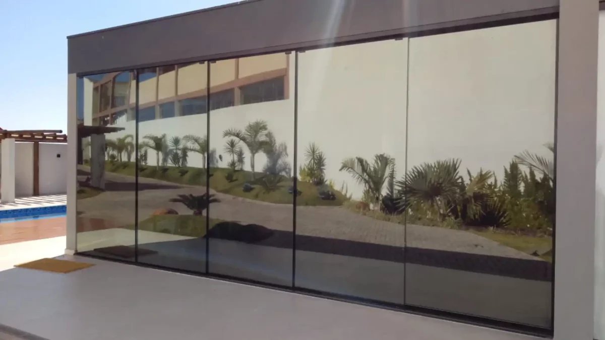 Pele de Vidro Refletiva para Privacidade e Conforto Térmico - inspiração