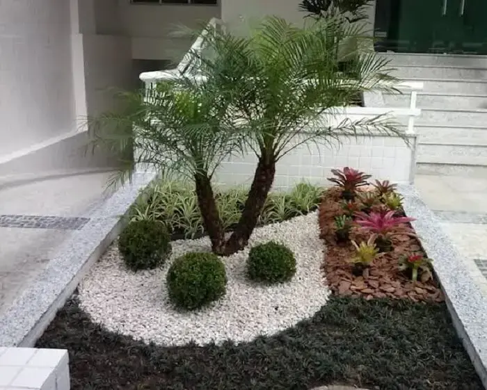 Com Contornos Sinusosos e Pedras Brancas: Um Jardim Minimalista - detalhe