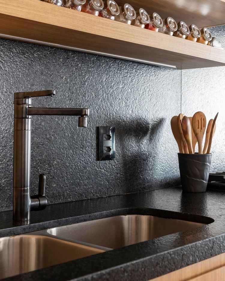 Bancadas de Cozinha em Granito Preto São Gabriel: Elegância Atemporal - inspiração