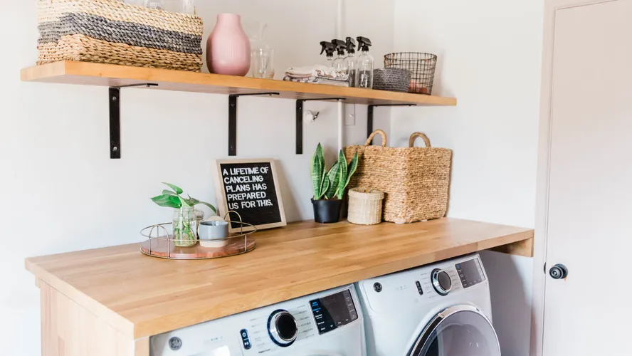 Lavanderia com Toque Natural: Cestos de Vime e Plantas Suspensas - ideia