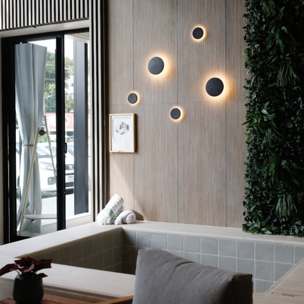 Minimalismo Iluminado: Arandelas de Madeira para um Toque Natural e Moderno - detalhe