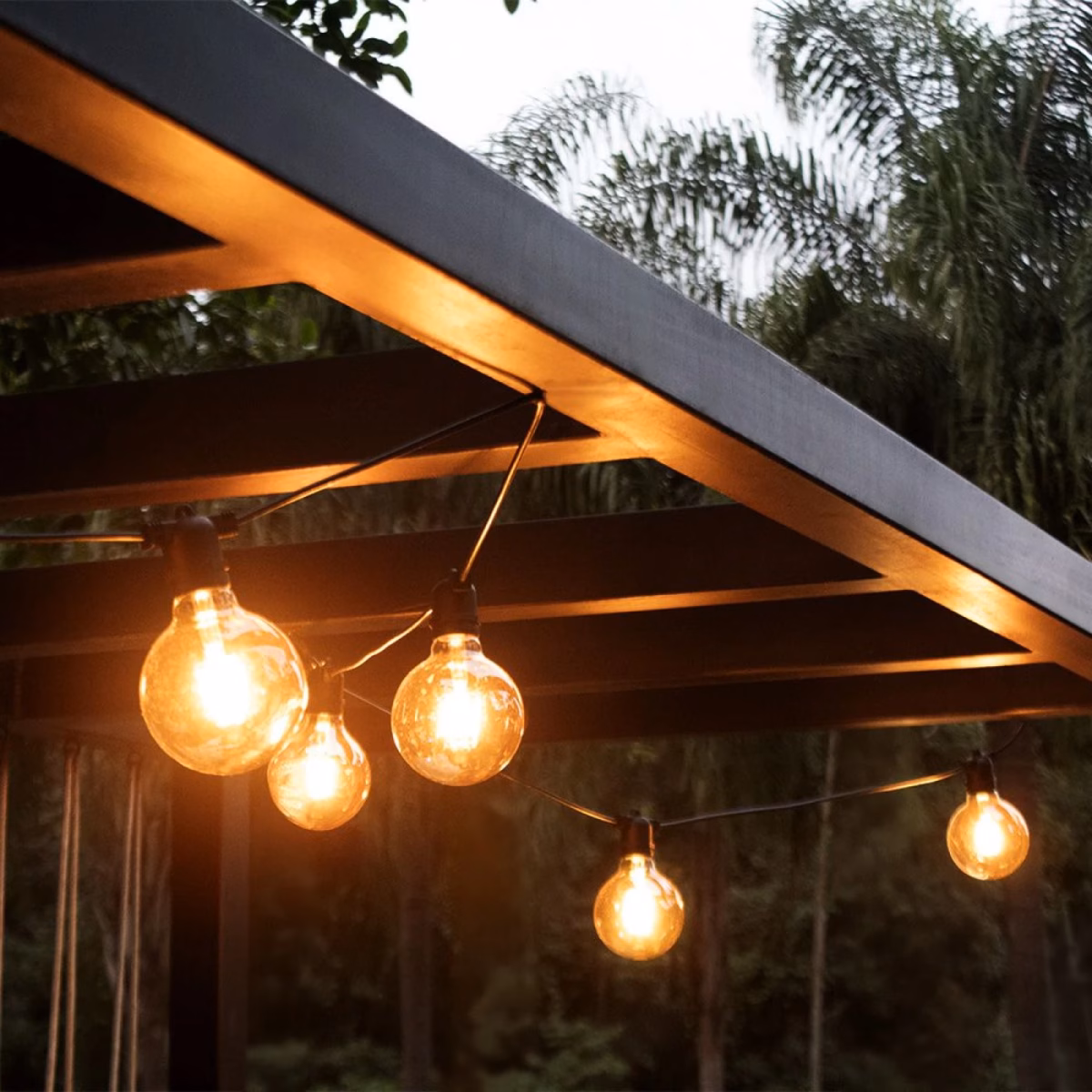 Iluminação Suspensa com Charme Rústico: Varal de Luzes e Lanternas Aconchegantes - detalhe