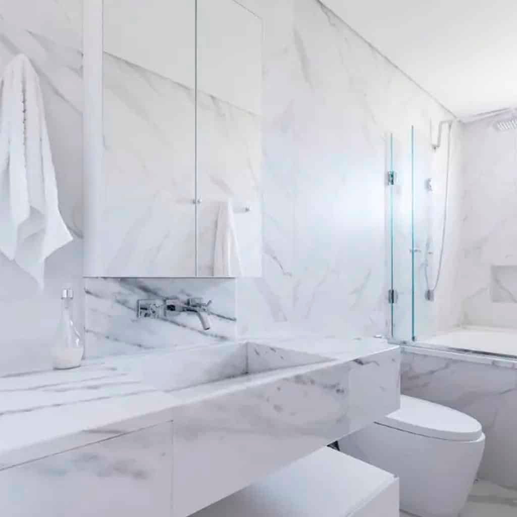 Com Toque de Cor: Mármore Branco e Detalhes Vibrantes - inspiração