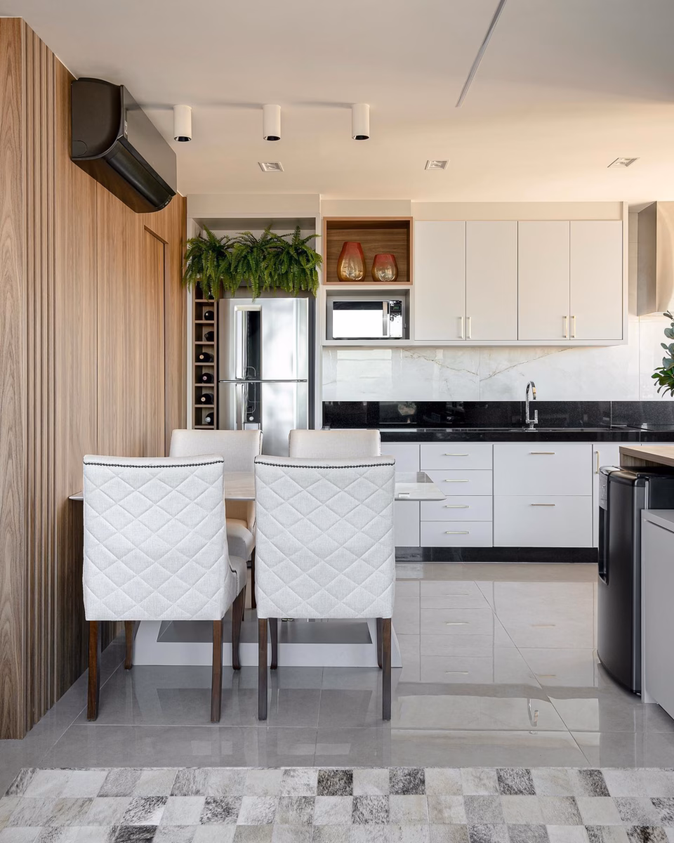 Mesa Embutida na Bancada da Cozinha: Integração Inteligente e Moderna - inspiração