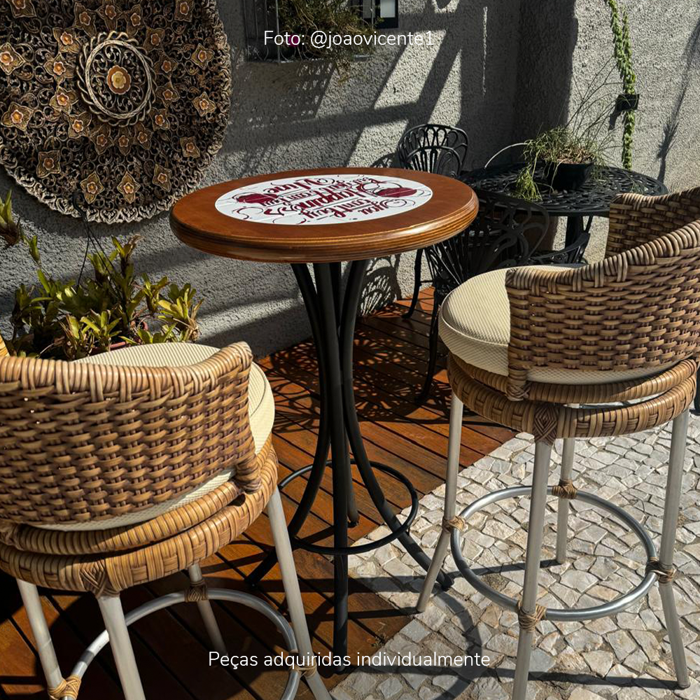 Mesa Bistrô Charmosa com Tampo de Madeira Rústica: Um Toque Aconchegante! - inspiração