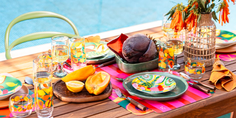 Mesa Posta com Toque Tropical: Cores vibrantes e frutas da estação - ideia