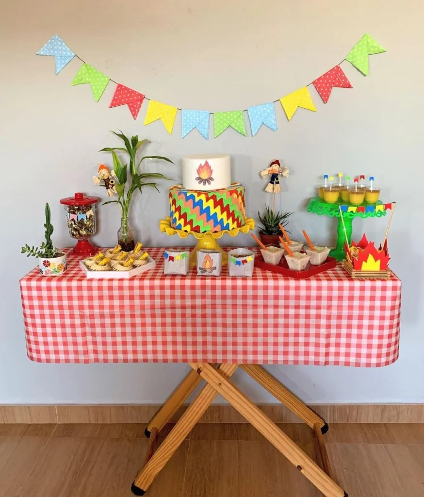 Mesa Posta Festiva Junina: Xadrez, fitas e comidas típicas para animar - inspiração