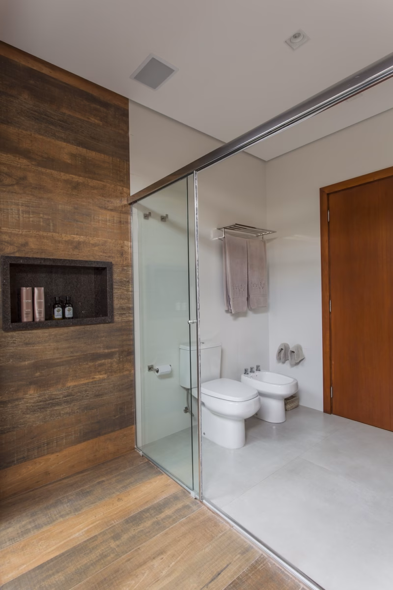 Com Porcelanato Amadeirado: Aconchego e Elegância - inspiração