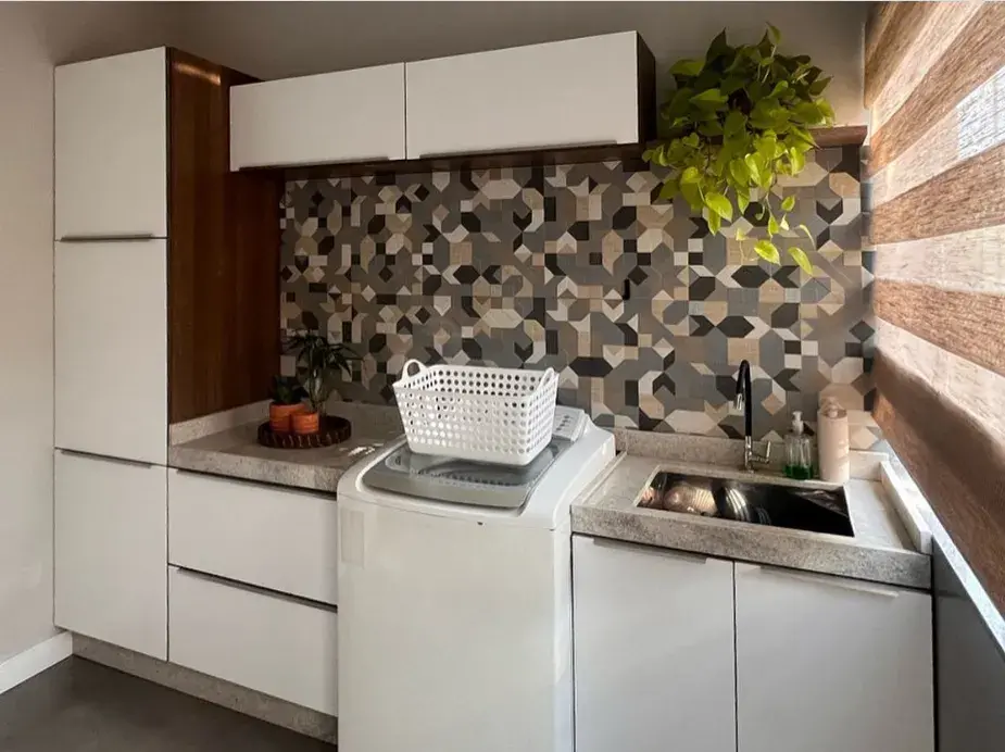 Aproveitamento Máximo: Lavanderia Vertical com Prateleiras e Nichos Suspensos - inspiração