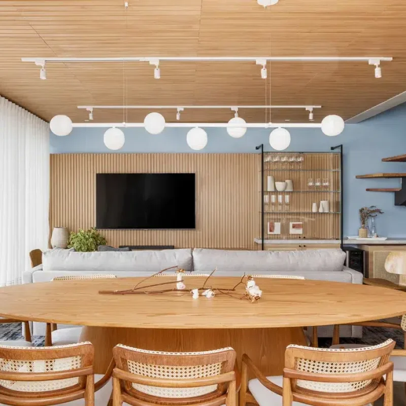 Sala de Estar e Jantar Integradas com Espelhos e Iluminação Direcional - inspiração