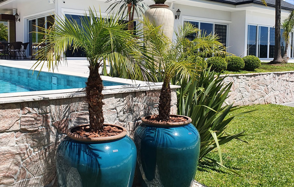 Fonte Suspensa em Vasos de Cerâmica Coloridos - detalhe