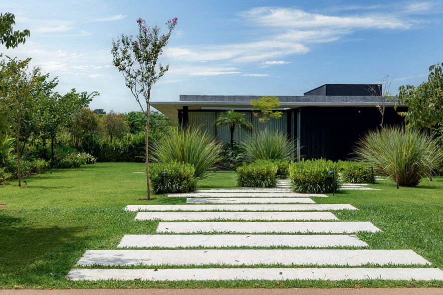 Composição Elegante com Grama Esmeralda e Seixos Brancos - inspiração