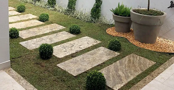 Composição Elegante com Grama Esmeralda e Seixos Brancos - detalhe