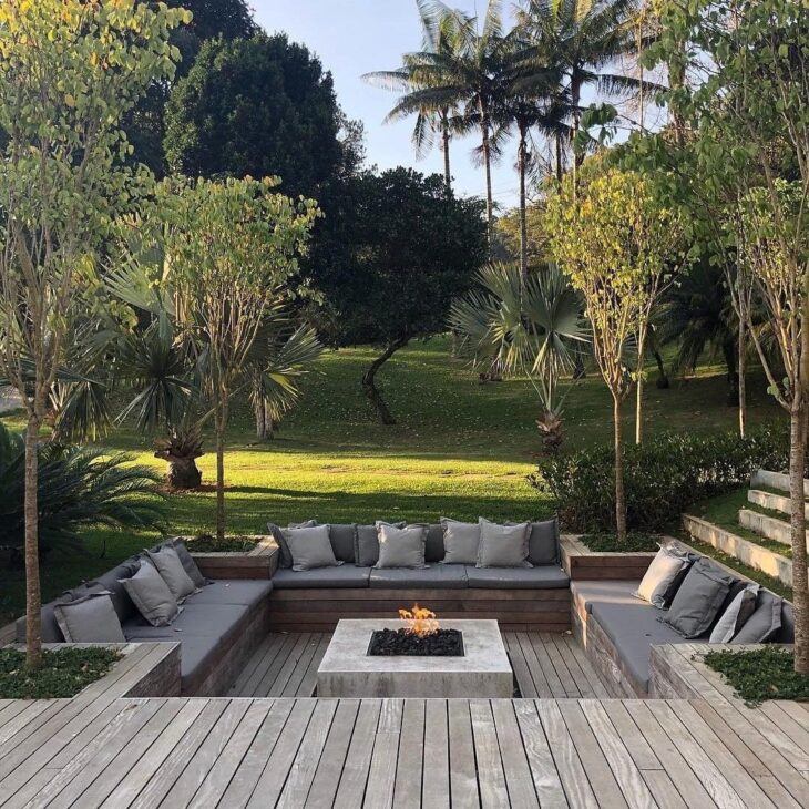 Quintal Aconchegante com Deck de Madeira e Lareira Externa - inspiração