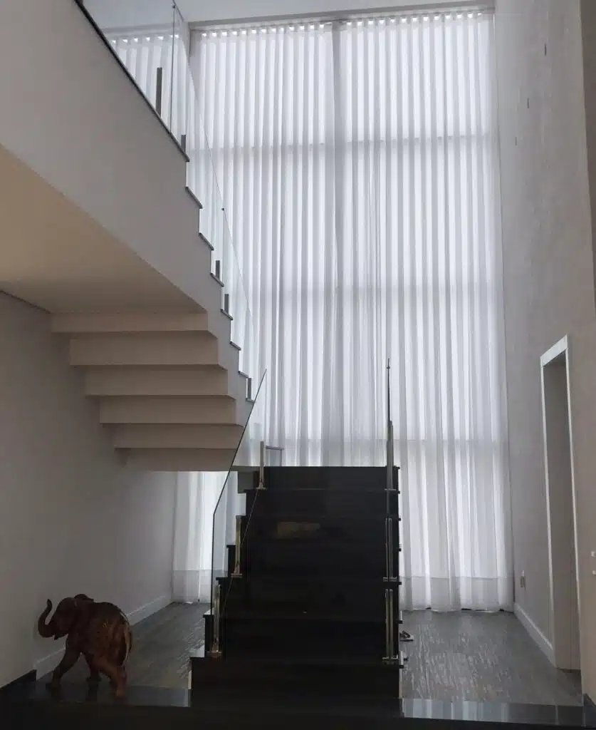 Cortinas Verticais do Piso ao Teto: Elegância e Alongamento - inspiração