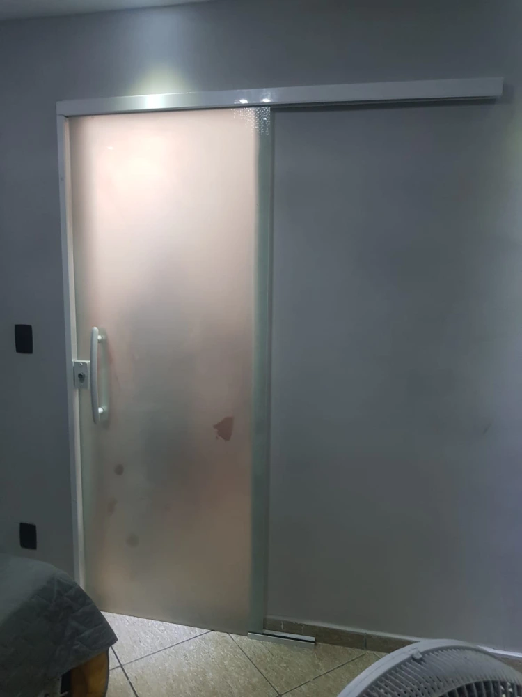 Porta de Correr de Vidro com Película Decorativa: Privacidade com Estilo - ideia