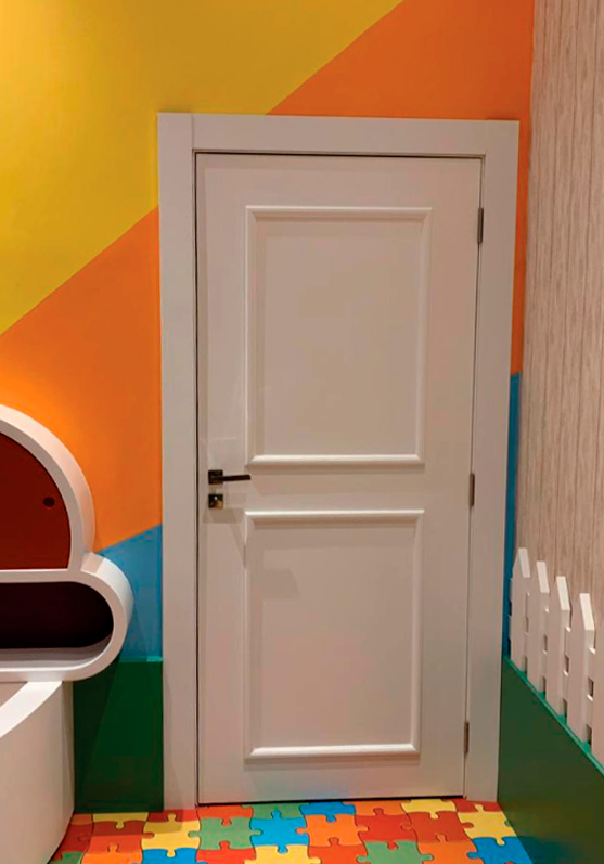 Porta com Boiseries e Pintura Pastel: Elegância Romântica - detalhe