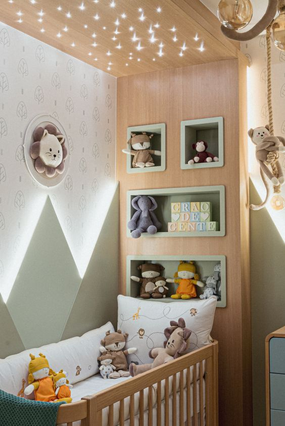 Quarto de Bebê Pequeno com Móbiles e Acessórios Suspensos - ideia