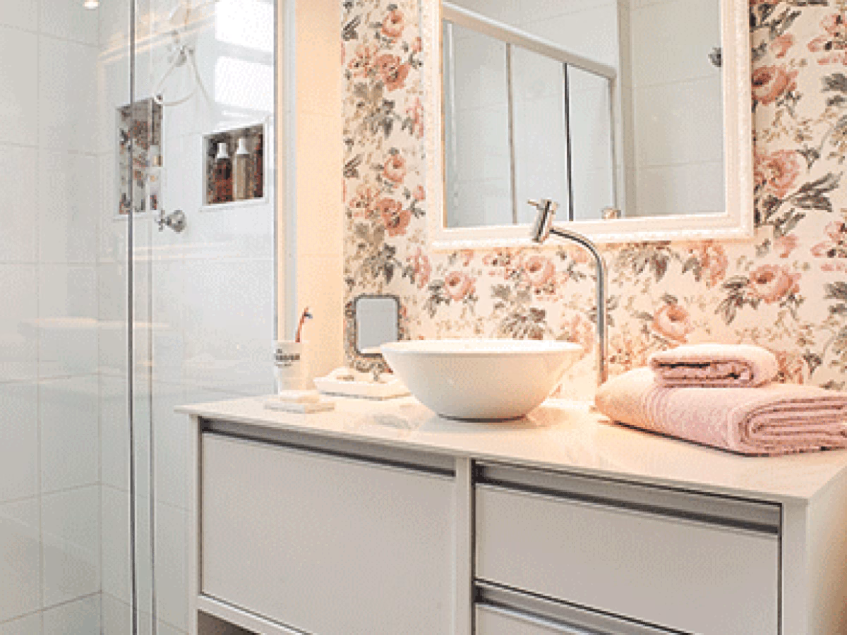 Banheiro Romântico Delicado: Flores e Tons Suaves - inspiração