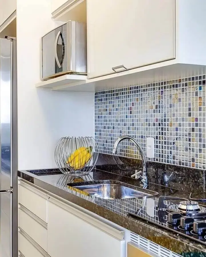 Reforma Charmosa com Pastilhas Adesivas e Nichos - ideia