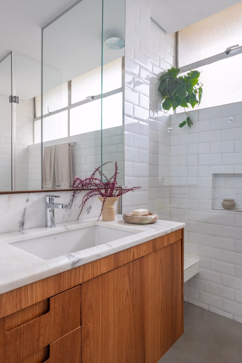 Metro White com Detalhes em Madeira: Aconchego Natural - inspiração