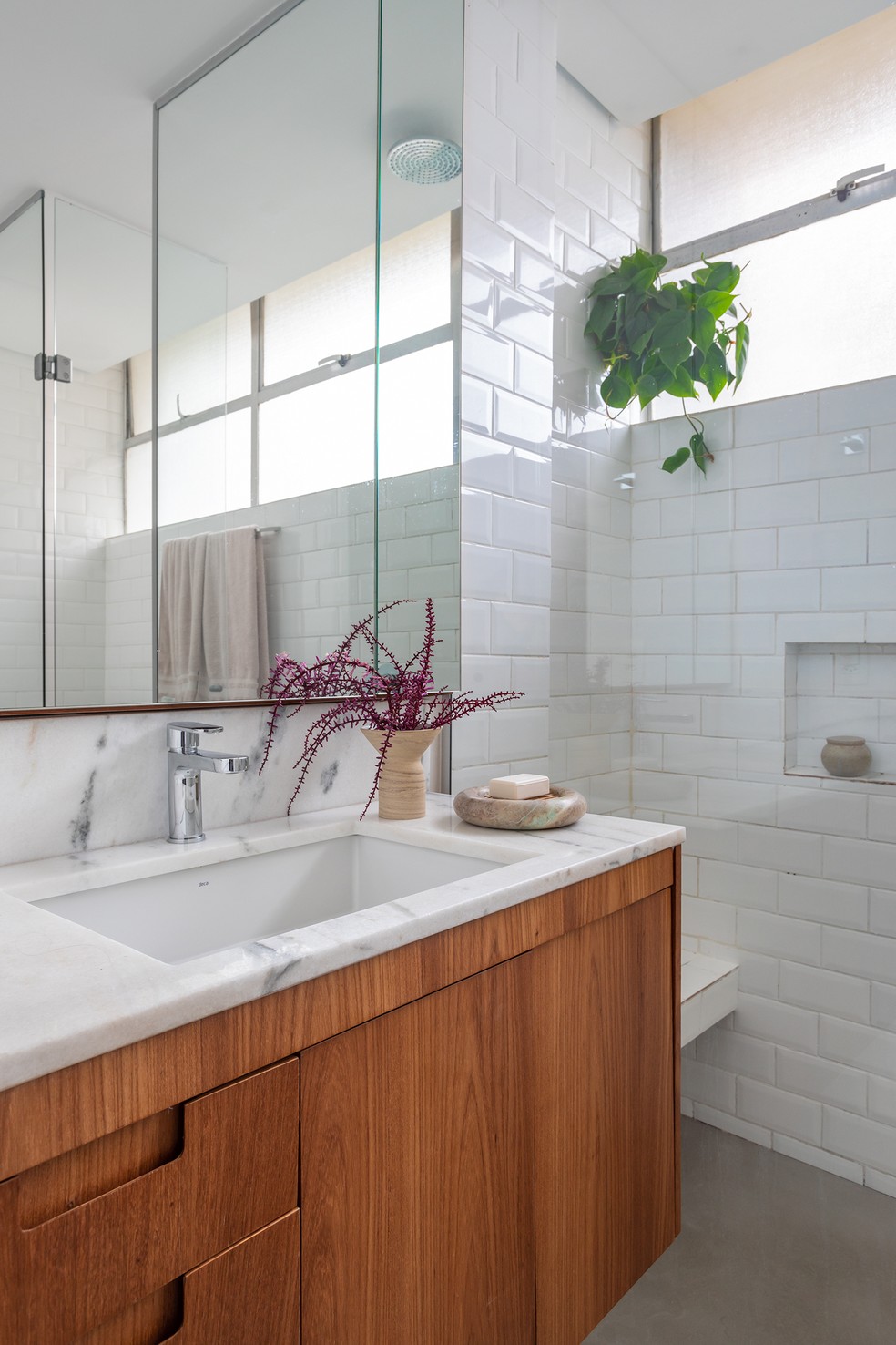 Metro White com Toque de Cor: Nichos Vibrantes - detalhe